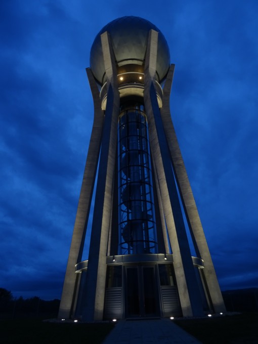 - 47 - Vodojem nemusí být pouze koule na trubce, ale dá se skloubit i s uměním (Turnov).jpg